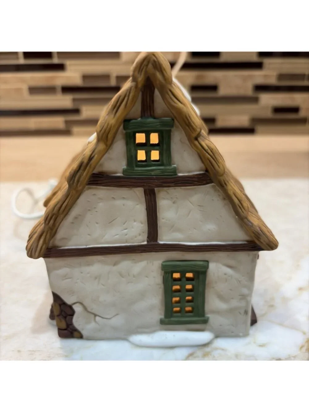 Dept 56 Heritage Village Dickens' Village Cottage of Bob Cratchit & Tiny Tim
